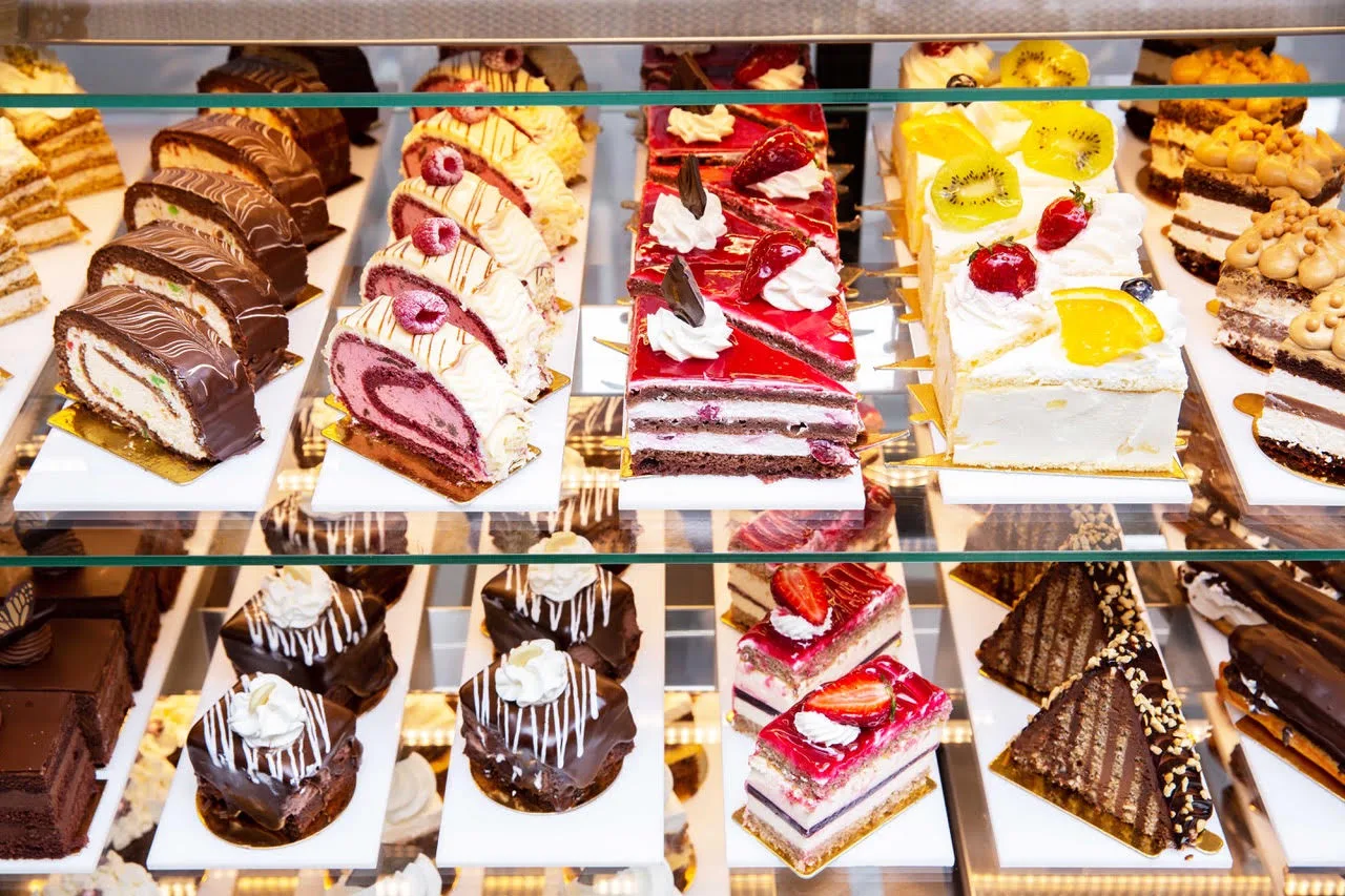 ショーケースに並ぶケーキ