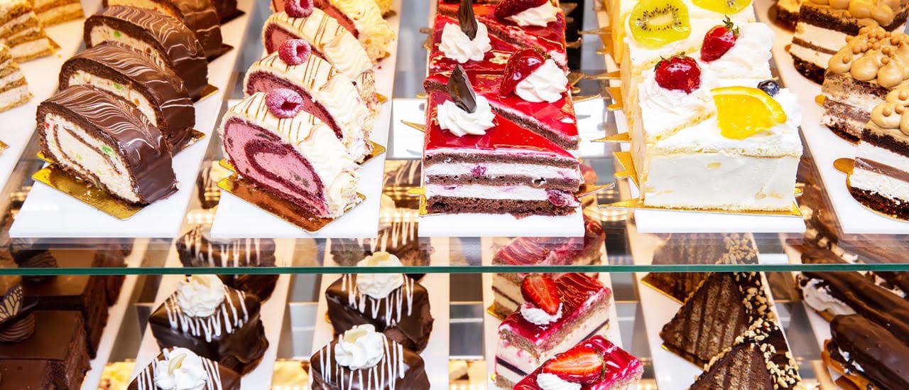 洋菓子店のショーケースに並んだケーキ