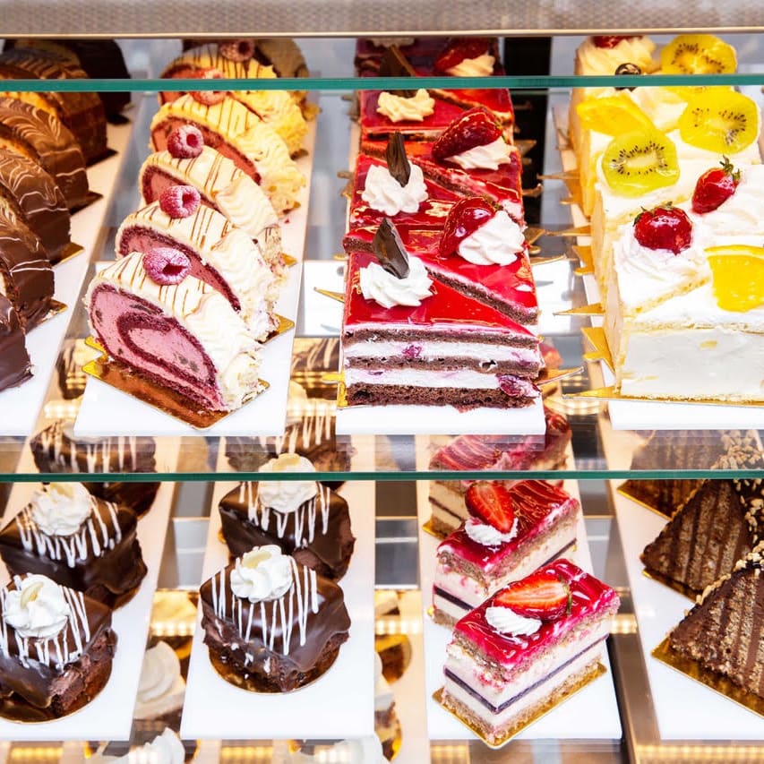 洋菓子店のショーケースに並んだケーキ