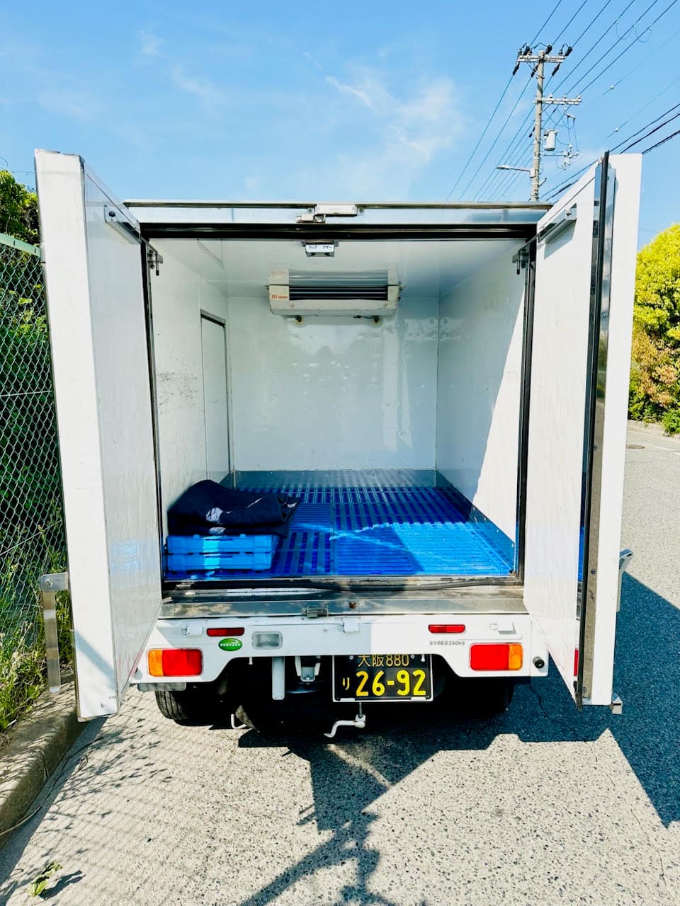 冷蔵仕様の軽貨物車のリアドアを開けた庫内