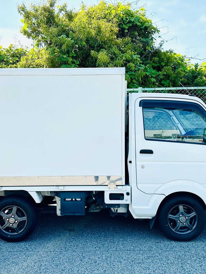 冷蔵仕様の軽貨物車を側面から見たところ