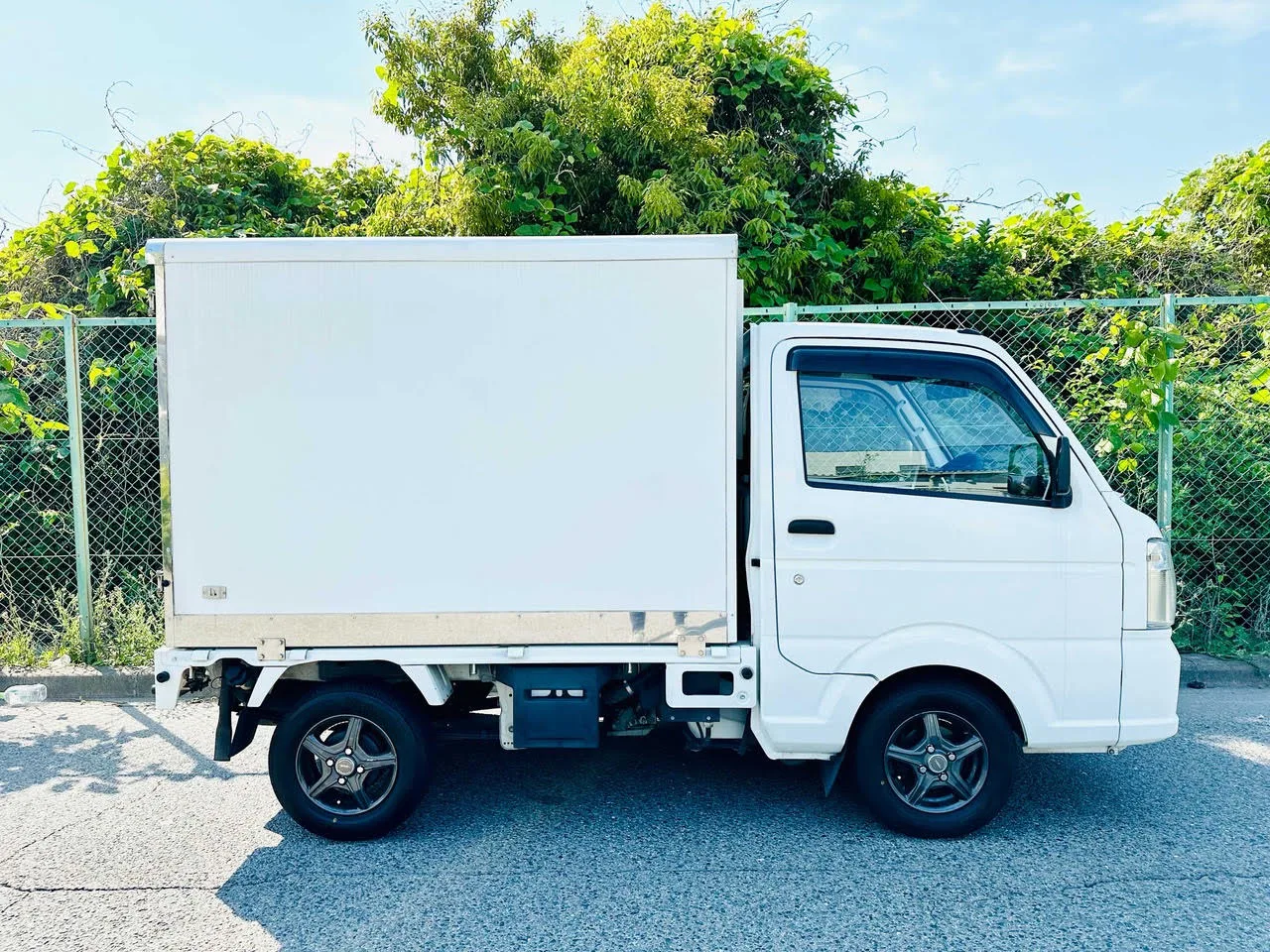 冷蔵用軽貨物の車体側面