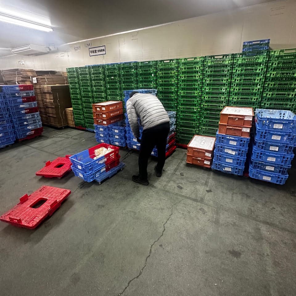 業者卸の現場で荷降ろしを待つ荷物