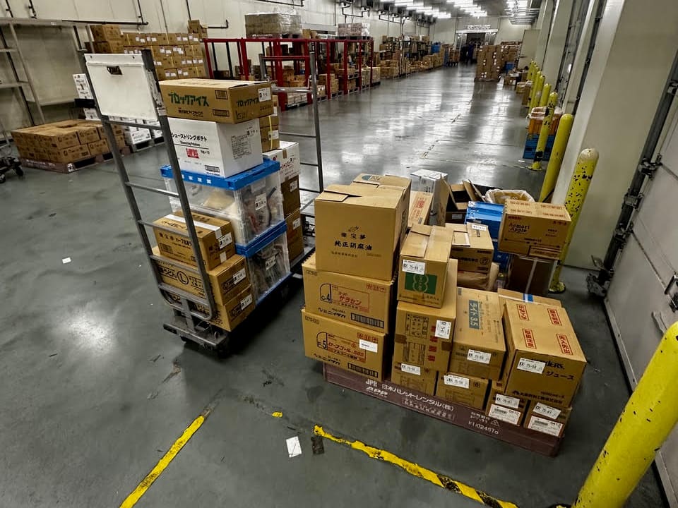 冷蔵倉庫でパレットに積まれた荷物
